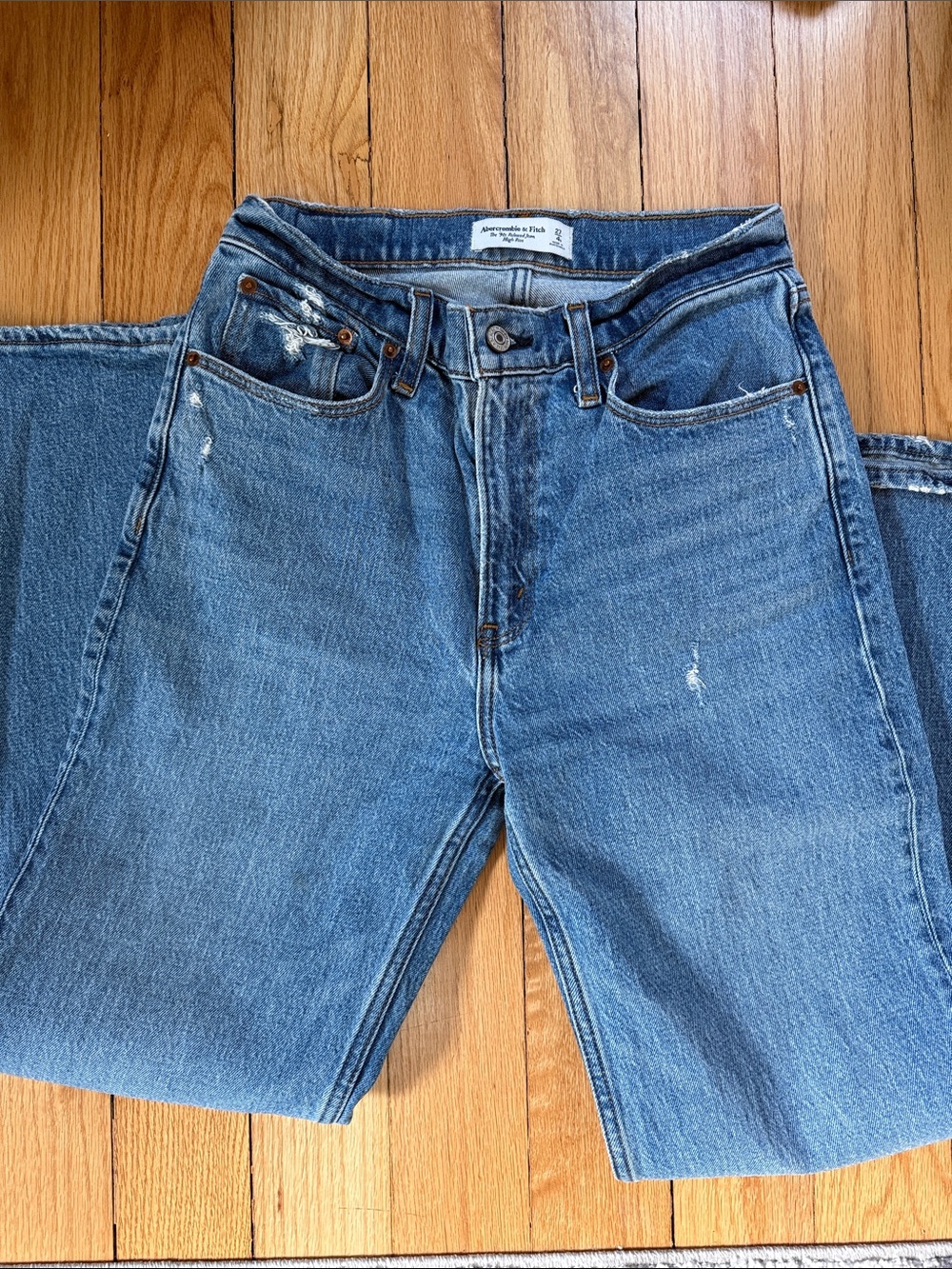 Abercrombie & Fitch Light Blue High-Rise Relaxed Jeans - Picture 4 of 4